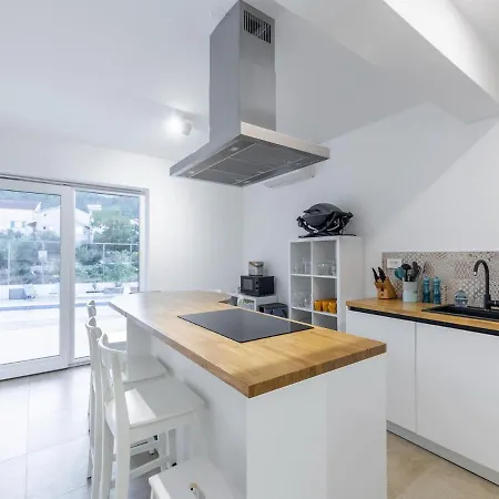 Modern Holiday In With Private Pool * Bilice