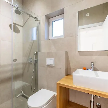 Modern Holiday In With Private Pool *